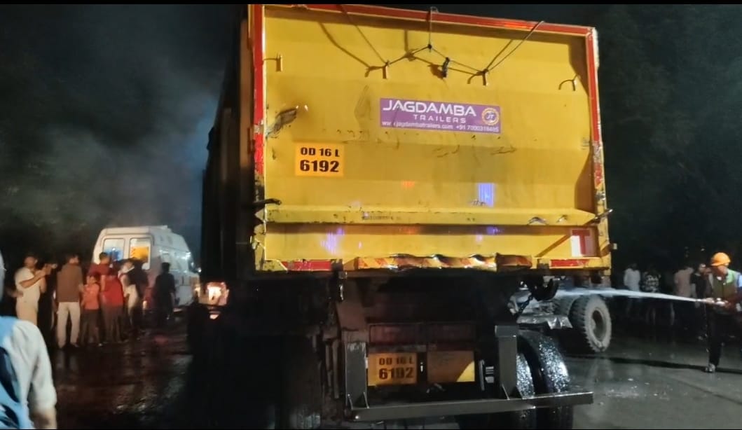 दो ट्रेलर में आग लगने से जिंदा जल गया एक चालक