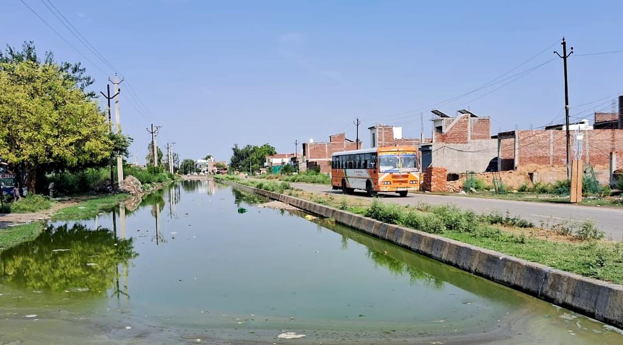 Sewer water filled on Delhi Highway, traffic closed on one lane