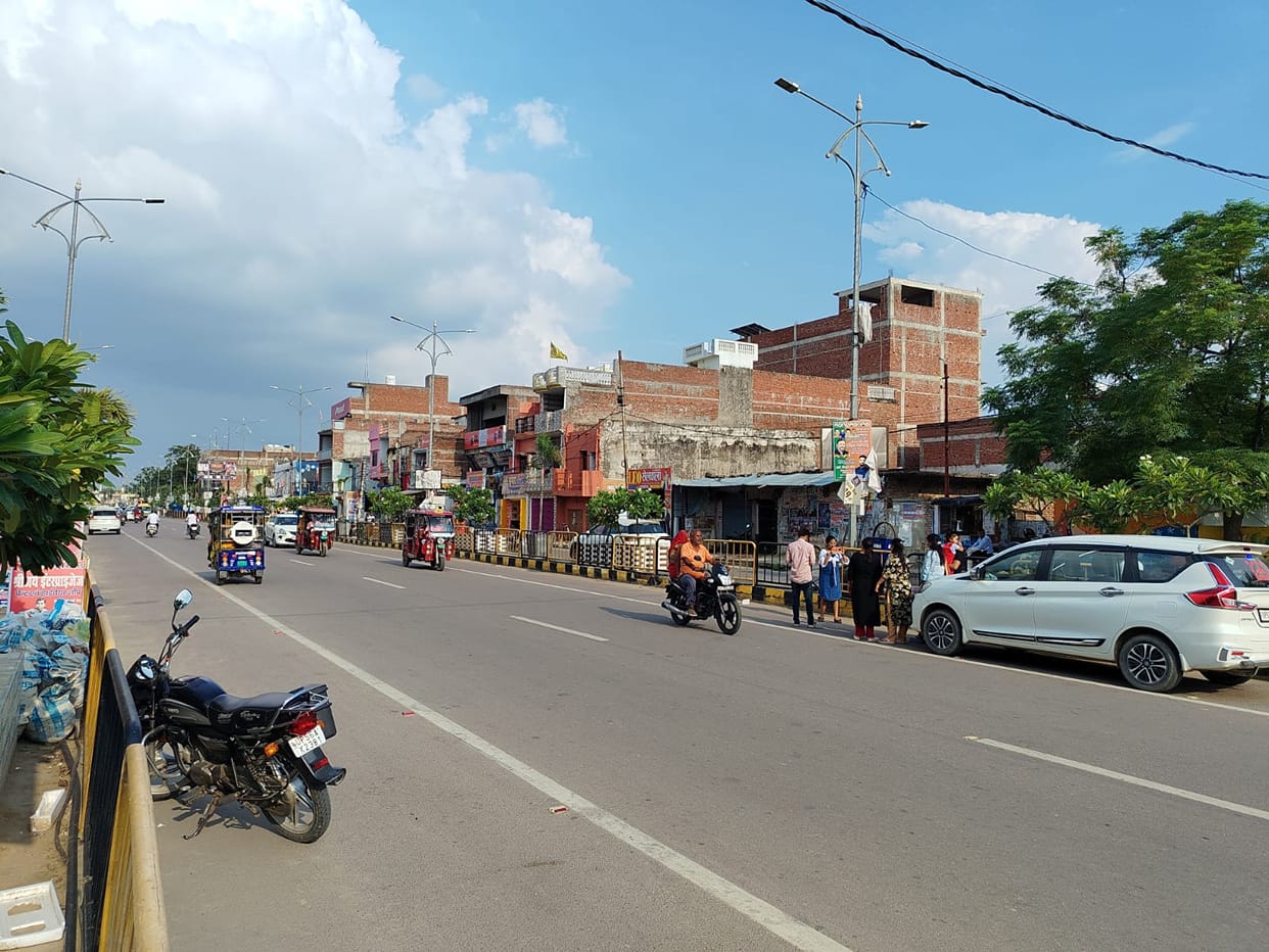 The temperature reached 40 degrees, the sun and humidity made people sweat.