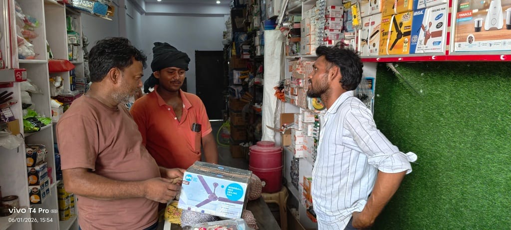 दरियापुर में इलेक्ट्रॉनिक की दुकान में सामान खरीदने ग्राहक संवाद