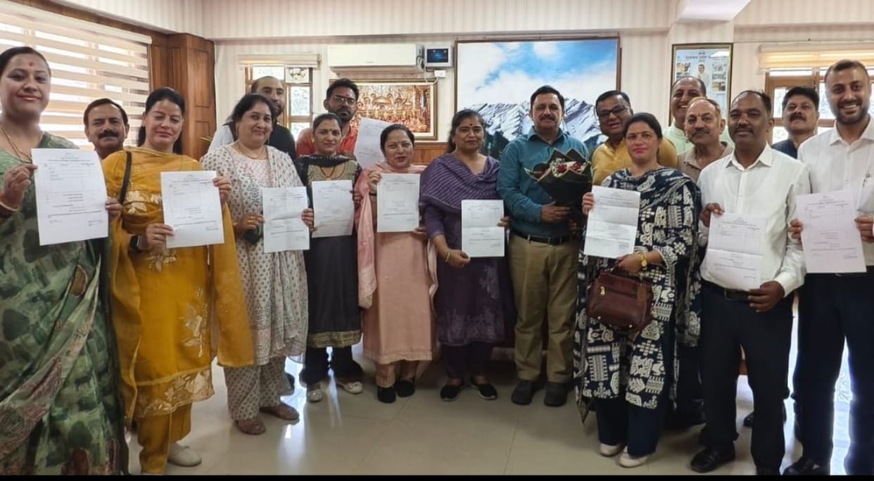 Deputy Commissioner gave victory certificates to the newly elected BJP councillors of Municipal Corporation Solan.