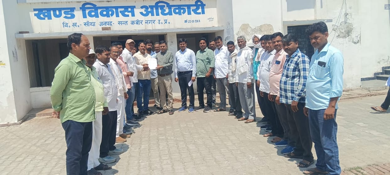 MNREGA workers and Gram Rozgar Sevaks begin pen down strike