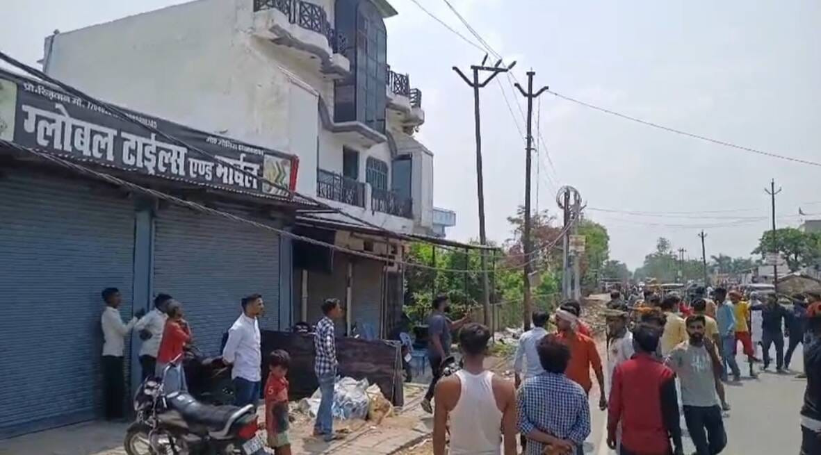A dispute over a hundred rupees led to a fight, bricks and stones being thrown.