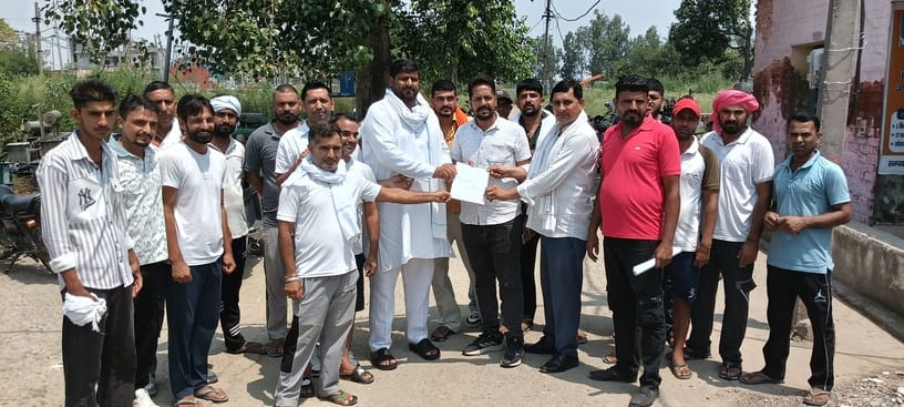Troubled by the electricity problem, the villagers of Jadaula submitted a memorandum to the SDO.
