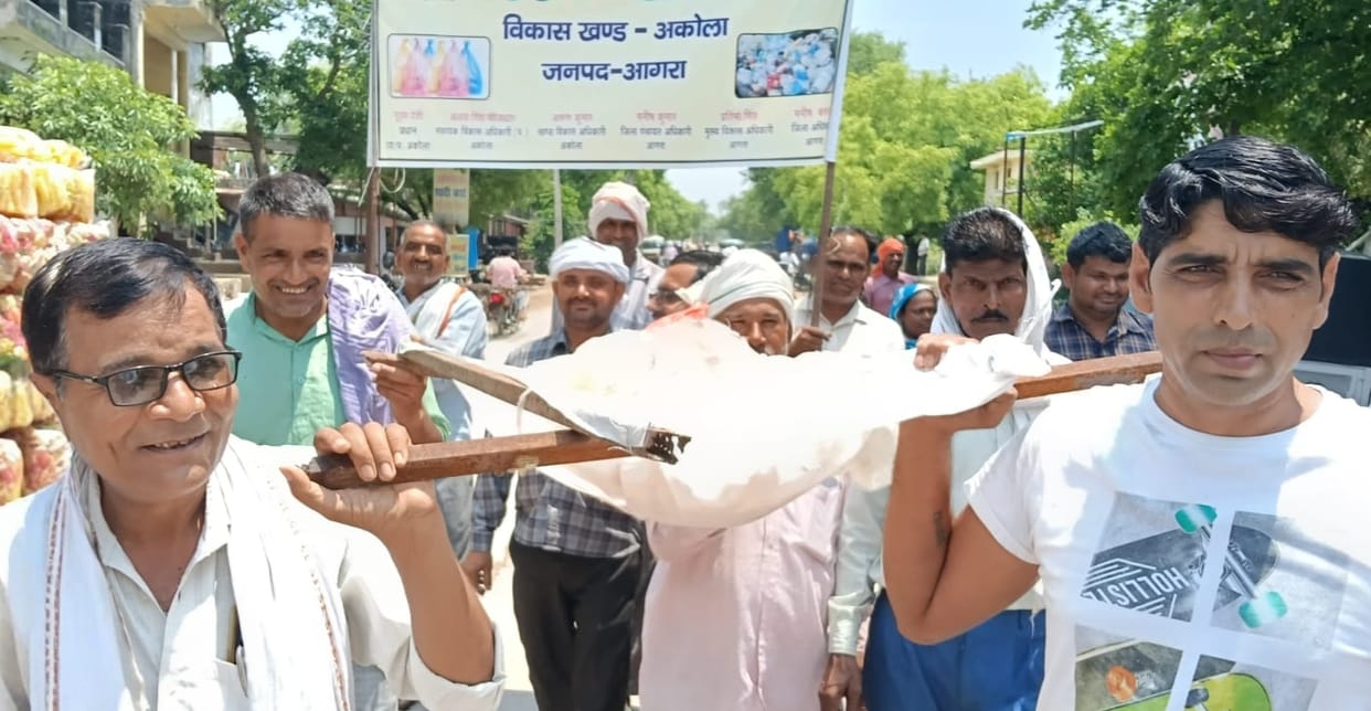 Plastic funeral procession carried message of environmental protection
