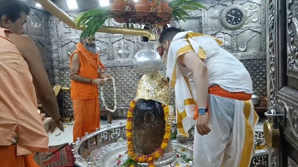 Echoes of Faith at Mahakal's Court: Chandigarh's Shivam offers silver crown and earrings