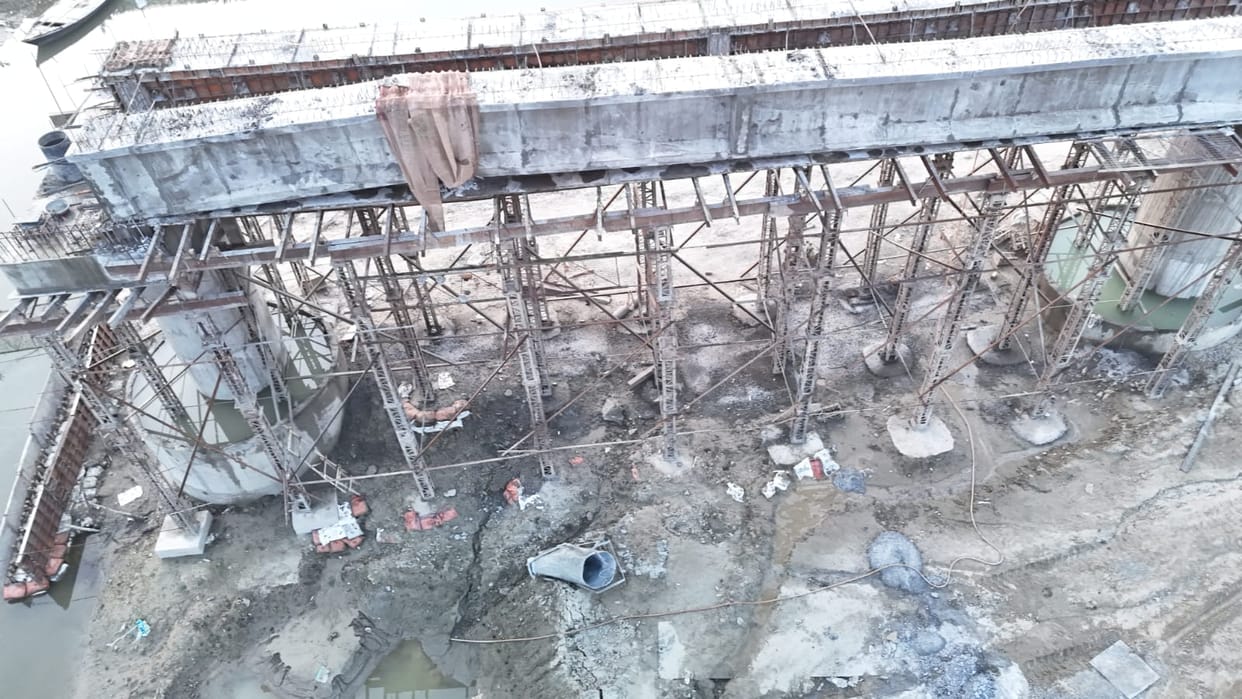 The pillar of the bridge under construction at Chakni Ghat collapsed.