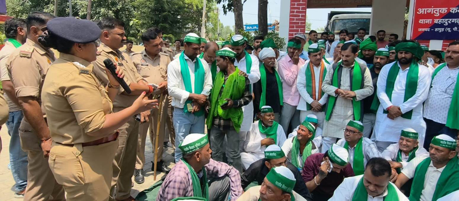 बहादुरगढ़ थाने में भाकियू महाशक्ति के कार्यकर्ताओं से वार्ता करतीं सीओ। संवाद