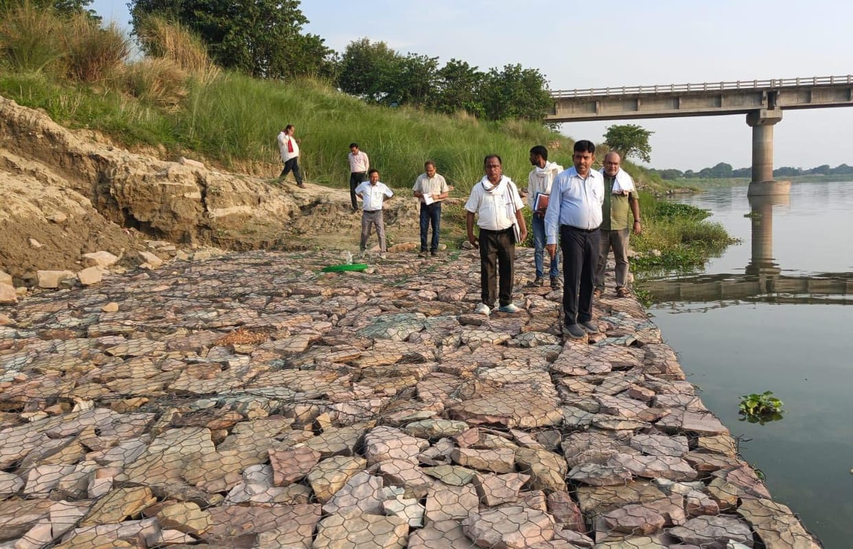 The technical team from Kanpur inspected the anti-erosion work on the embankments.