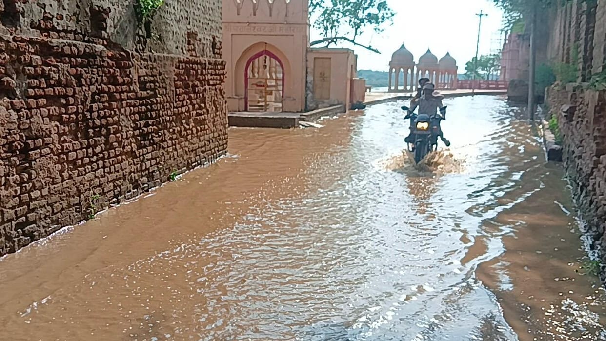 The Bateshwar Jain Temple-Pataleshwar road has become a pond, flood-like conditions in the pilgrimage town even before the monsoon, with up to 3 feet of water on the road, forcing students and villagers to risk their lives.