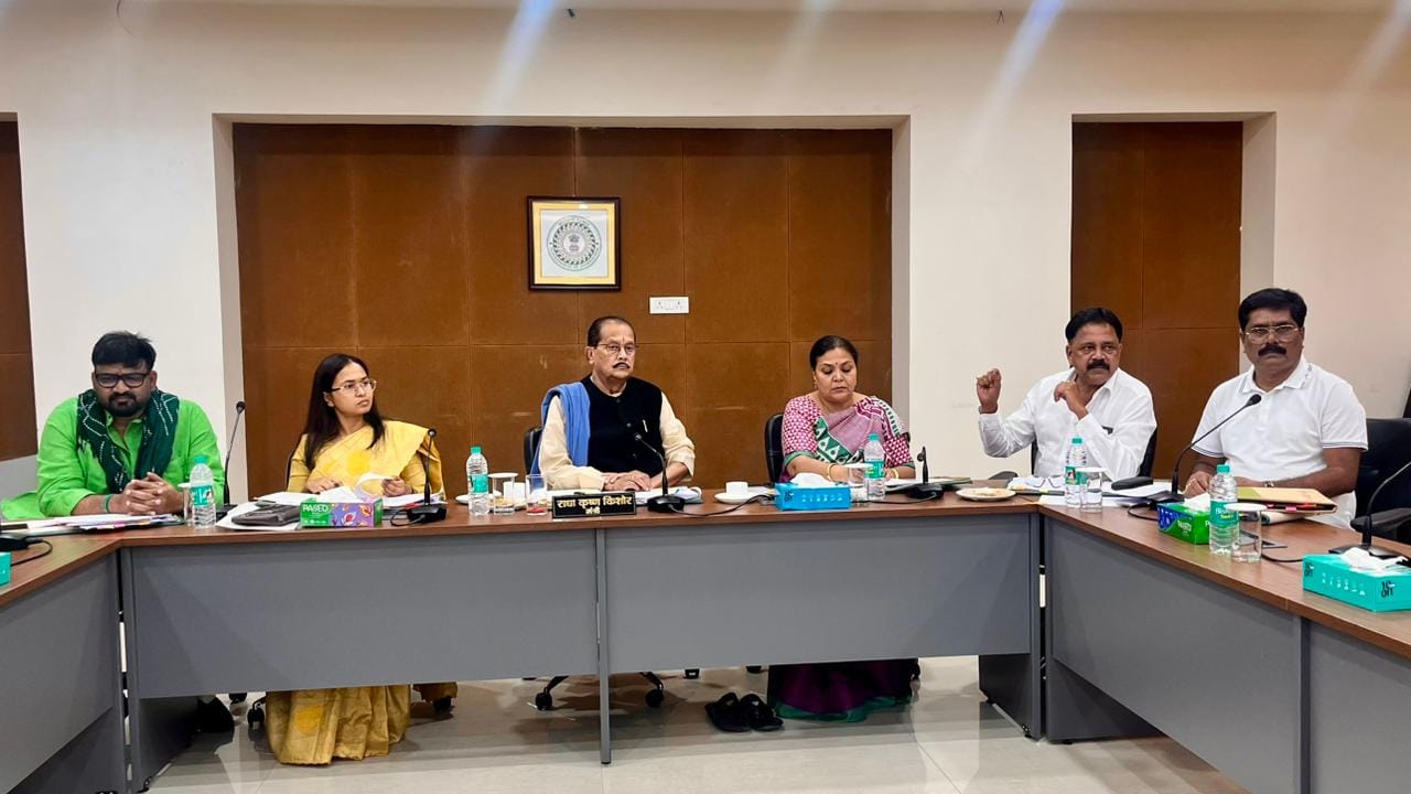 बैठक में समिति के सदस्य