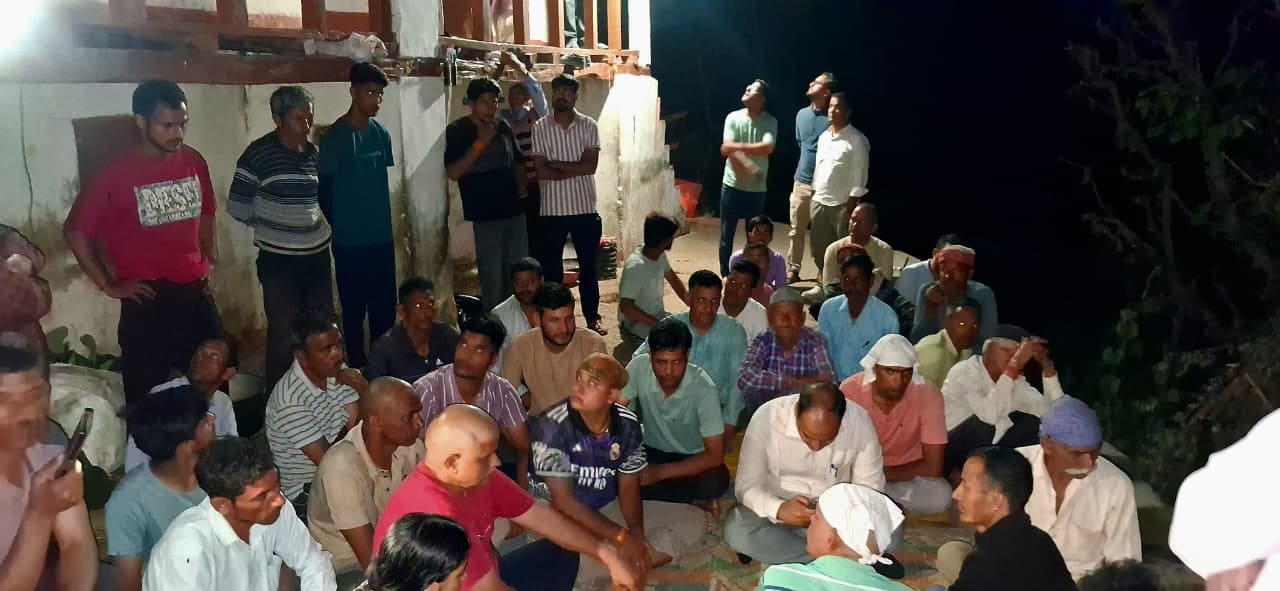 चंपावत के बडोली गांव पहुंचकर पीड़ित परिवार के लोगों से वार्ता करते डीएम। स्रोत : सूचना