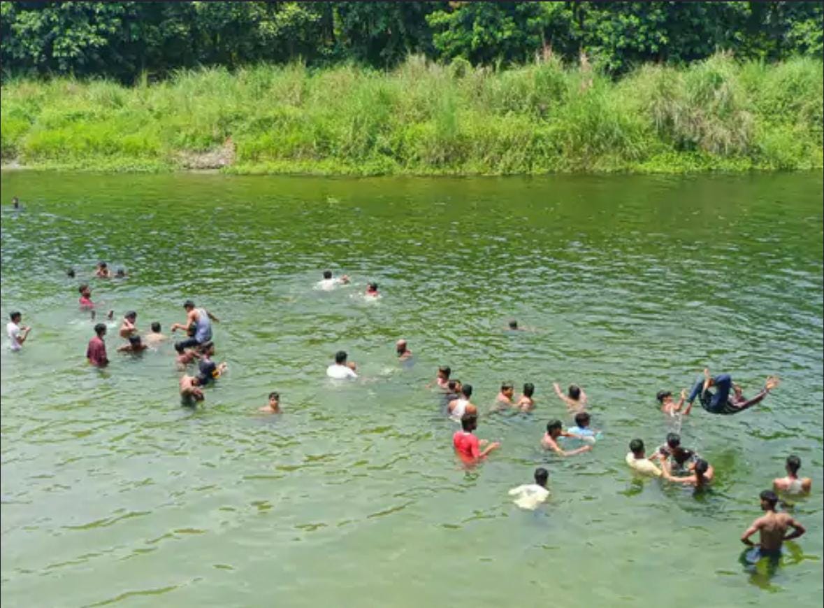 Video of dangerous stunts by youths in Chhoti Gandak goes viral