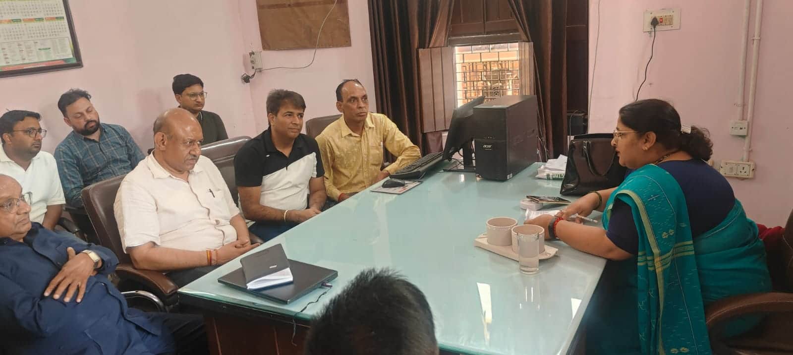 डीईटीसी अंजु सिंह व व्यापारी बैठक करते हुए। संस्था।