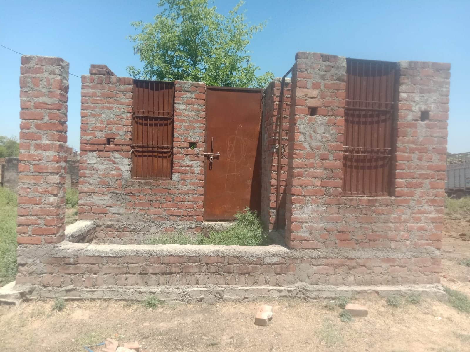 फोटो - 01 रोडवेज बस स्टैंड में लगा नलकूप व बना भवन। संवाद