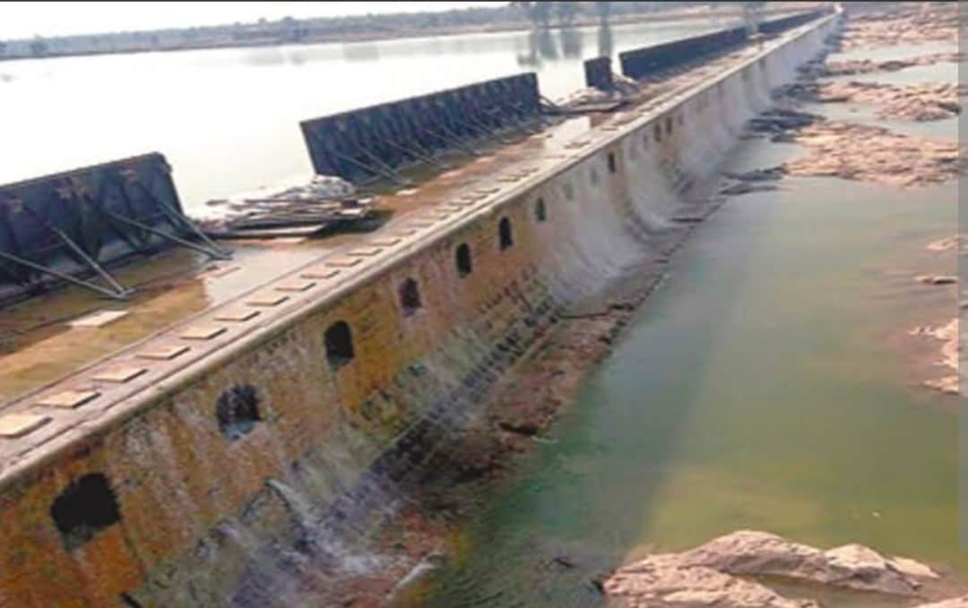 फोटो - 02 मियाद पूरी कर चुके जर्जर बरियारपुर बांध की क्रस्ट दीवार और फाटक। फाइल फोटो (संवाद)
