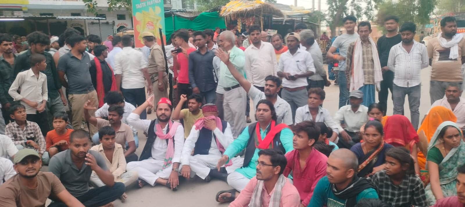फोटो 02 सीकेटीपी 32  घटना के बाद हाईवे जाम कर बैठे सपाई। संवाद