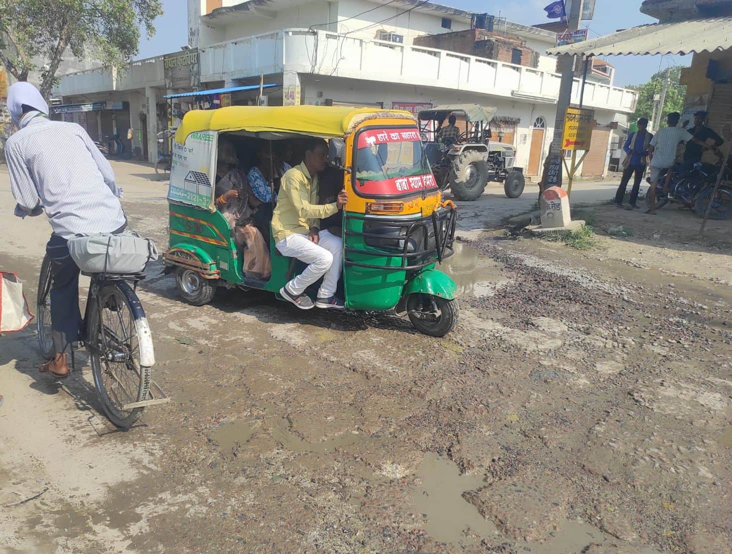 फोटो-1-सिकंदरपुर सरोसी से चिलौली जाने वाले मार्ग में गड्ढे। संवाद