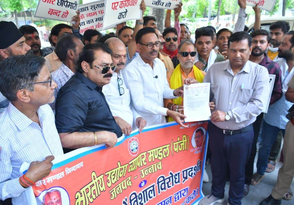 फोटो-12- कलक्ट्रेट में सिटी मजिस्ट्रेट मनोज सिंह को ज्ञापन देते व्यापारी नेता। स्रोत: व्यापारी