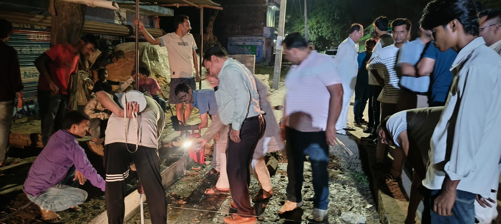 फोटो-19 सड़क निर्माण के दौरान माेटाई नपवाते पीडब्ल्यूडी के अधिकारी। संवाद