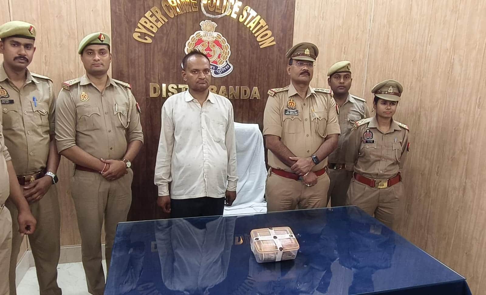 फोटो - 21 पुलिस की गिरफ्त में आरोपी। स्त्रोत : पुलिस