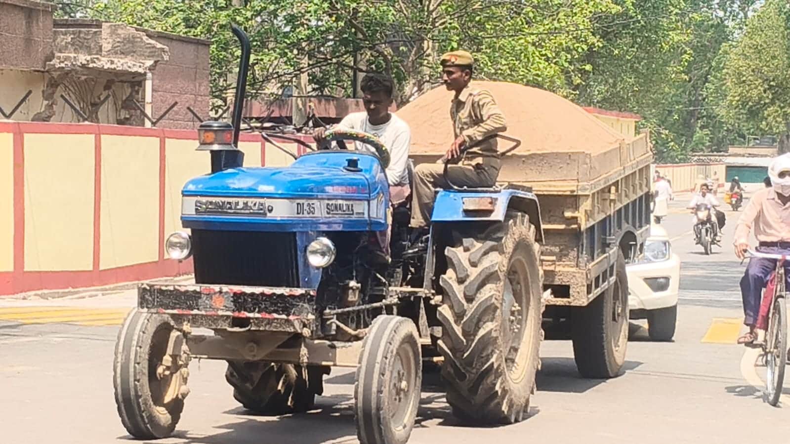 फोटो - 22 मौरंग लदे ट्रैक्टर को सीज करने के बाद ले जाते पुलिस कर्मी। संवाद