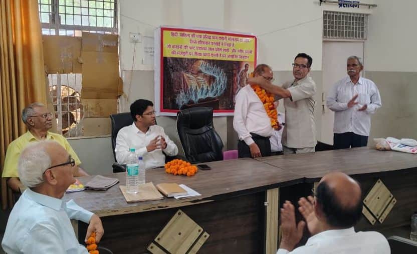 फोटो-3-सेवानिवृत्त सीजनल संग्रह अमीन हरिशरण सिंह को विदाई देते पेंशनर संघर्ष समिति के पदाधिकारी