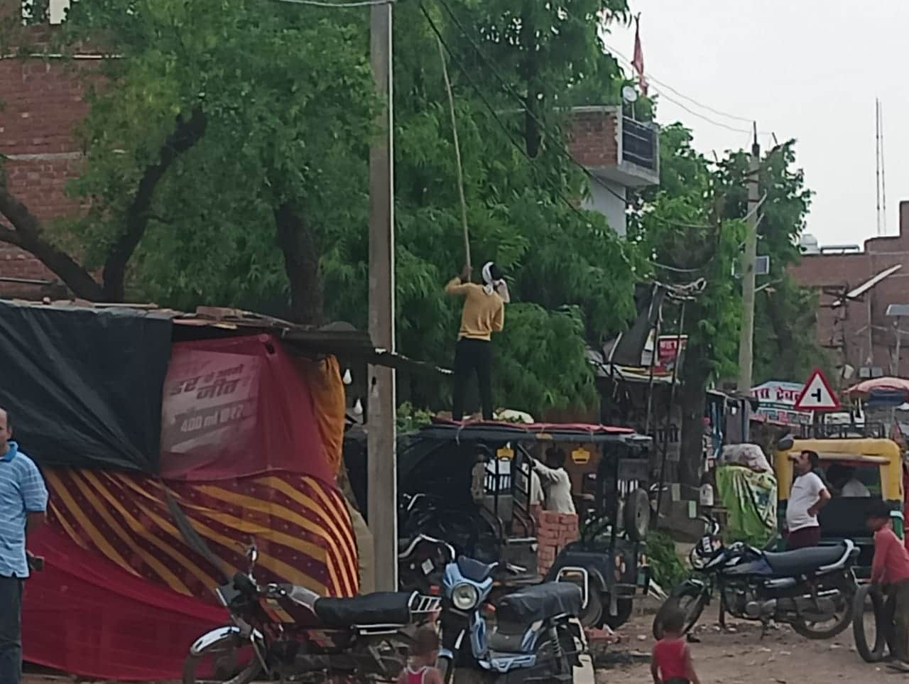 फोटो - 30 पैलानी में बिजली के तारों को ठीक करते कर्मचारी। संवाद