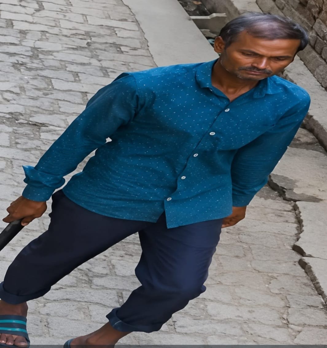 फोटो-8 गांव प्रेमनगर में हमले के बाद गड़ासे लेकर जाता देवर चरन सिंह। स्रोत: जागरूक पाठक
