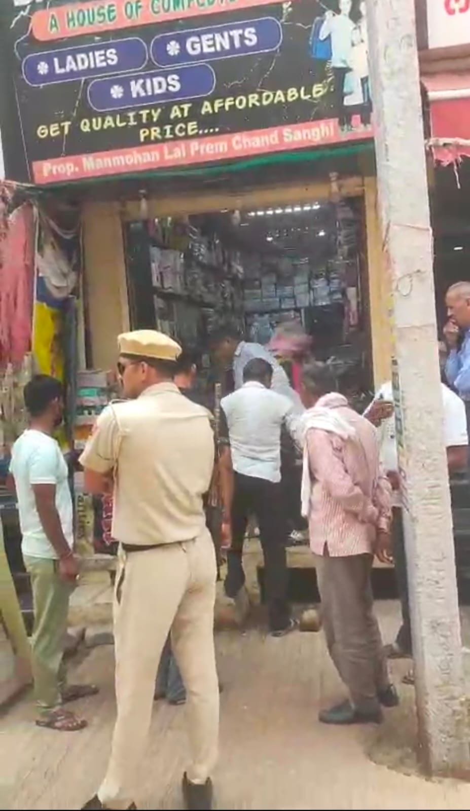 Trader attacked in Naya Bazaar, hospitalized