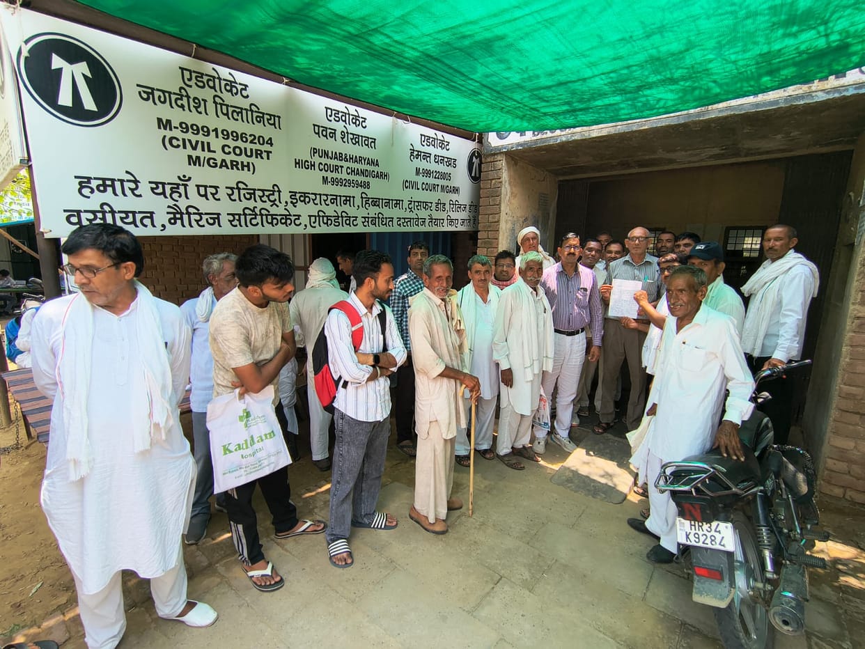 The villagers of Satnali raised the demand to register the death in Hindi.