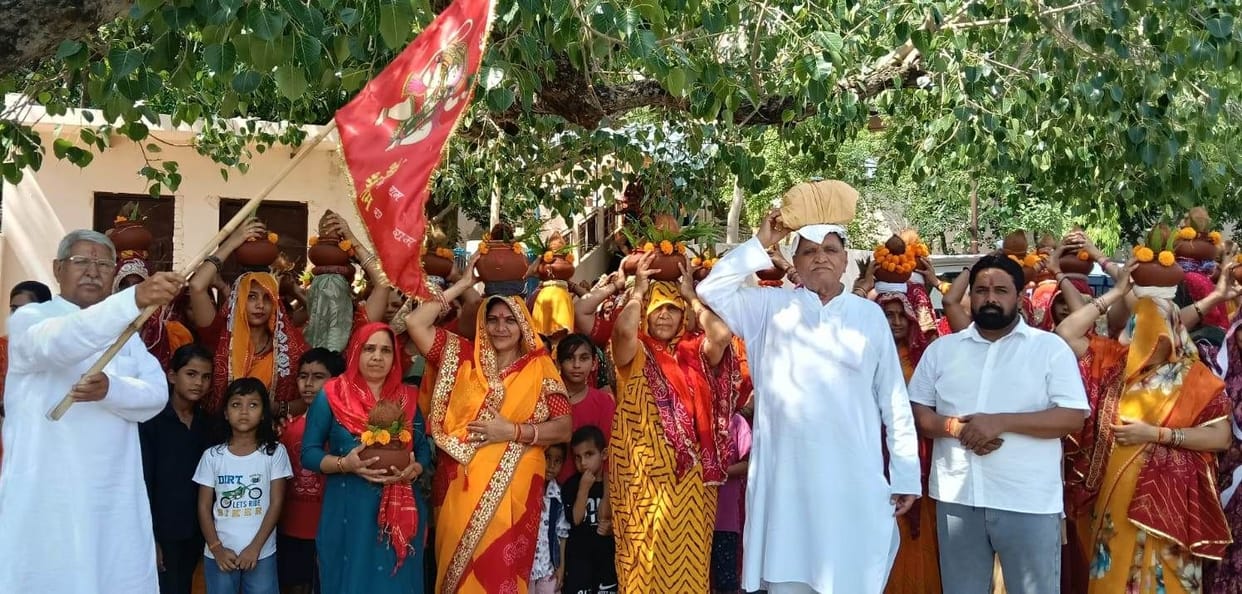 Women took out a procession overflowing with devotion.