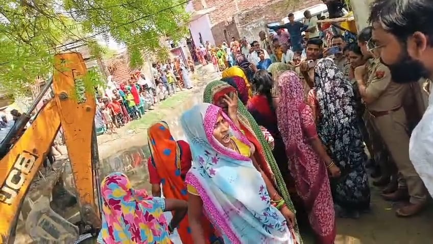 Villagers clashed with the team that arrived to open the drain, women created a ruckus, the Charpura drain was opened due to administrative promptness, after protests the BDO was instructed to construct the drain.