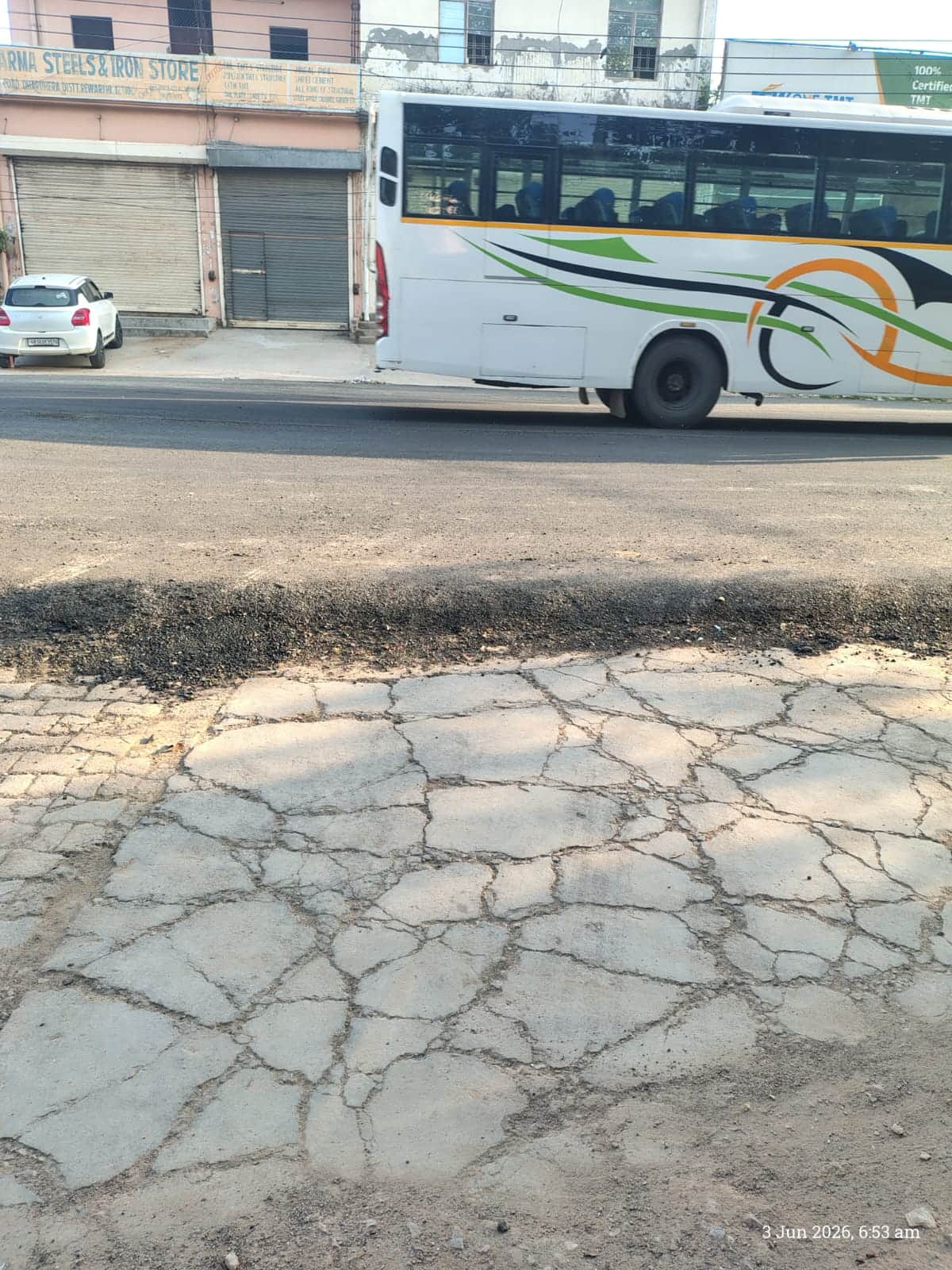 फायर ब्रिगेड कार्यालय के सामने ऊंची बनी सड़क। स्रोत : स्थानीय नागरिक