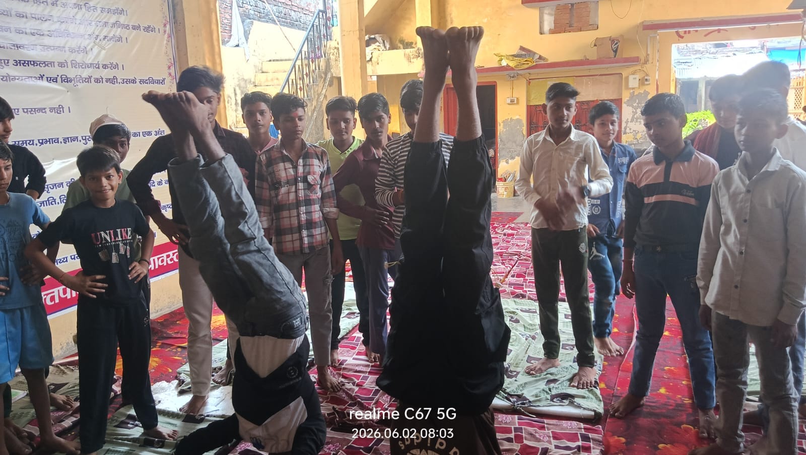 गायत्री शक्ति पीठ मंदिर में आयोजित शिविर में योग का प्रशिक्षण करते बच्चे।