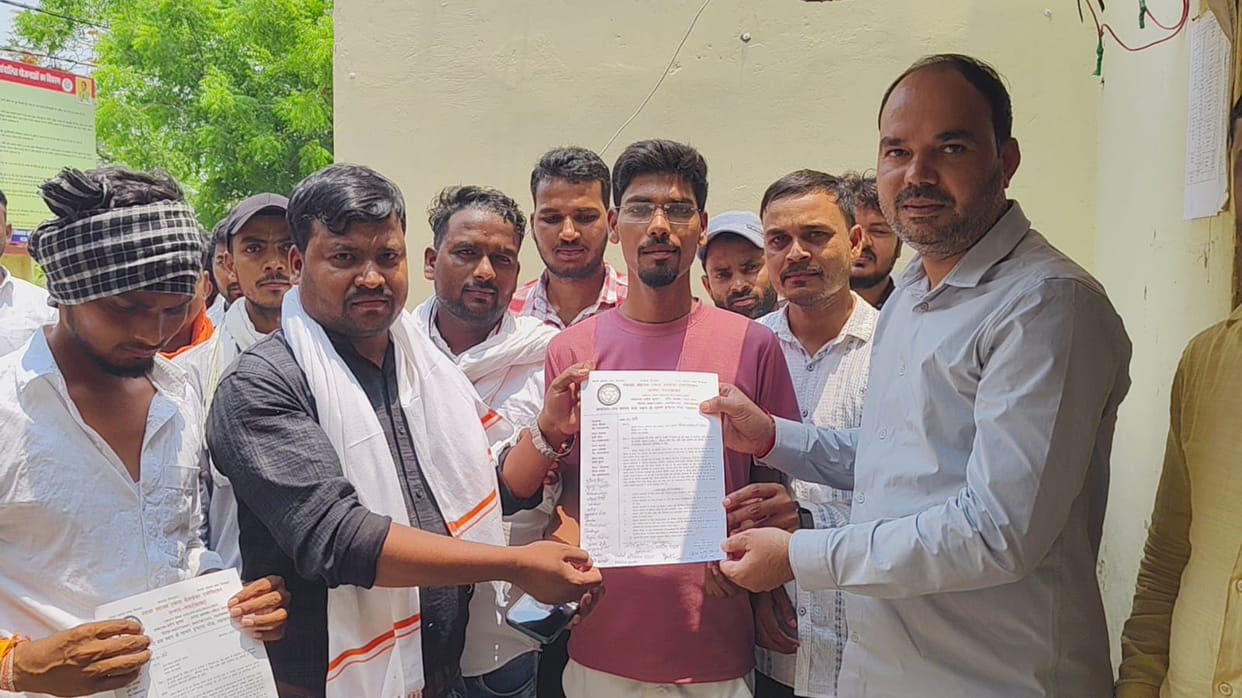 Employment servants submitted a memorandum addressed to the Chief Minister