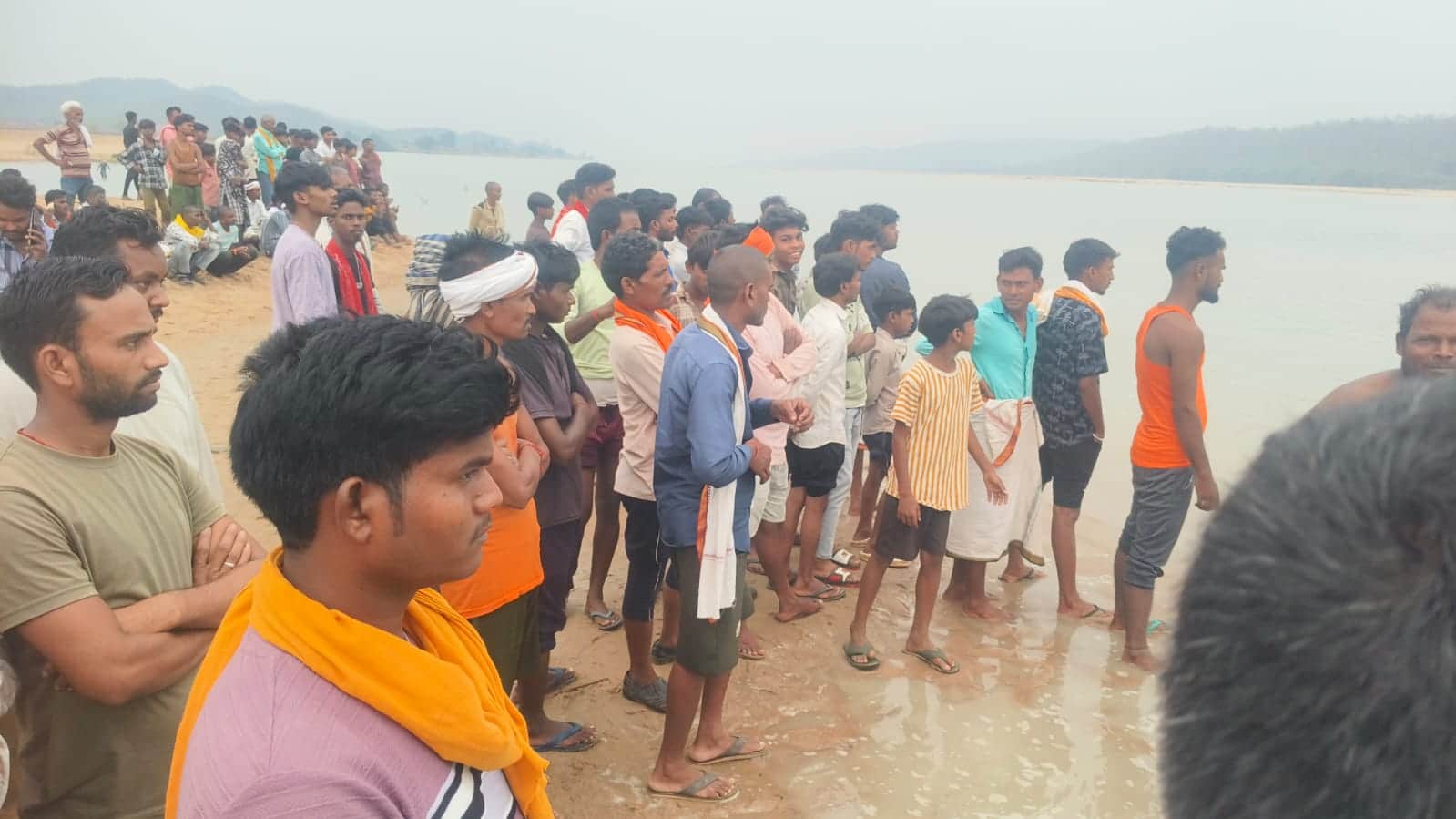 घटना के बाद जुटी भीड़