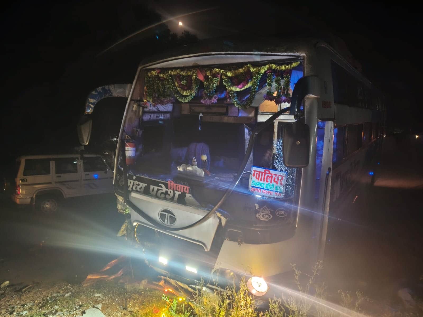 घटनास्थल पर खड़ी बस