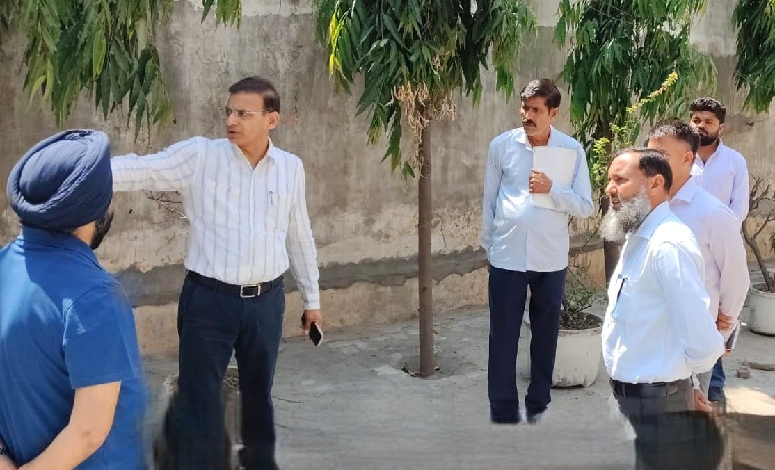 The Municipal Commissioner inspected the Green Belt in Sector 17