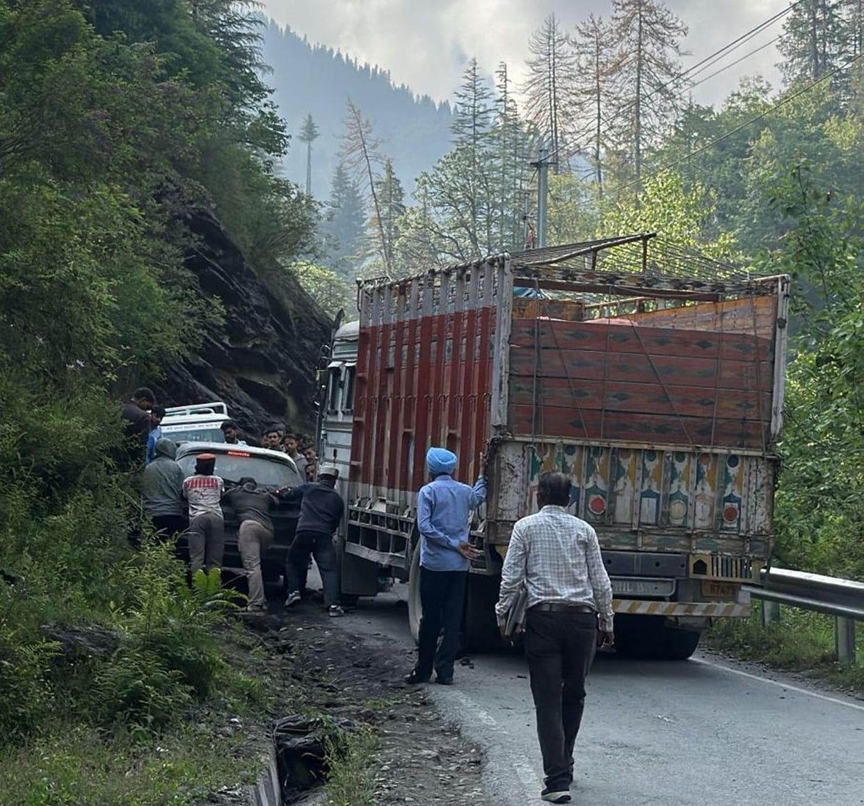 Three km long jam on Highway-305, passengers heave a sigh of relief after 10 hours