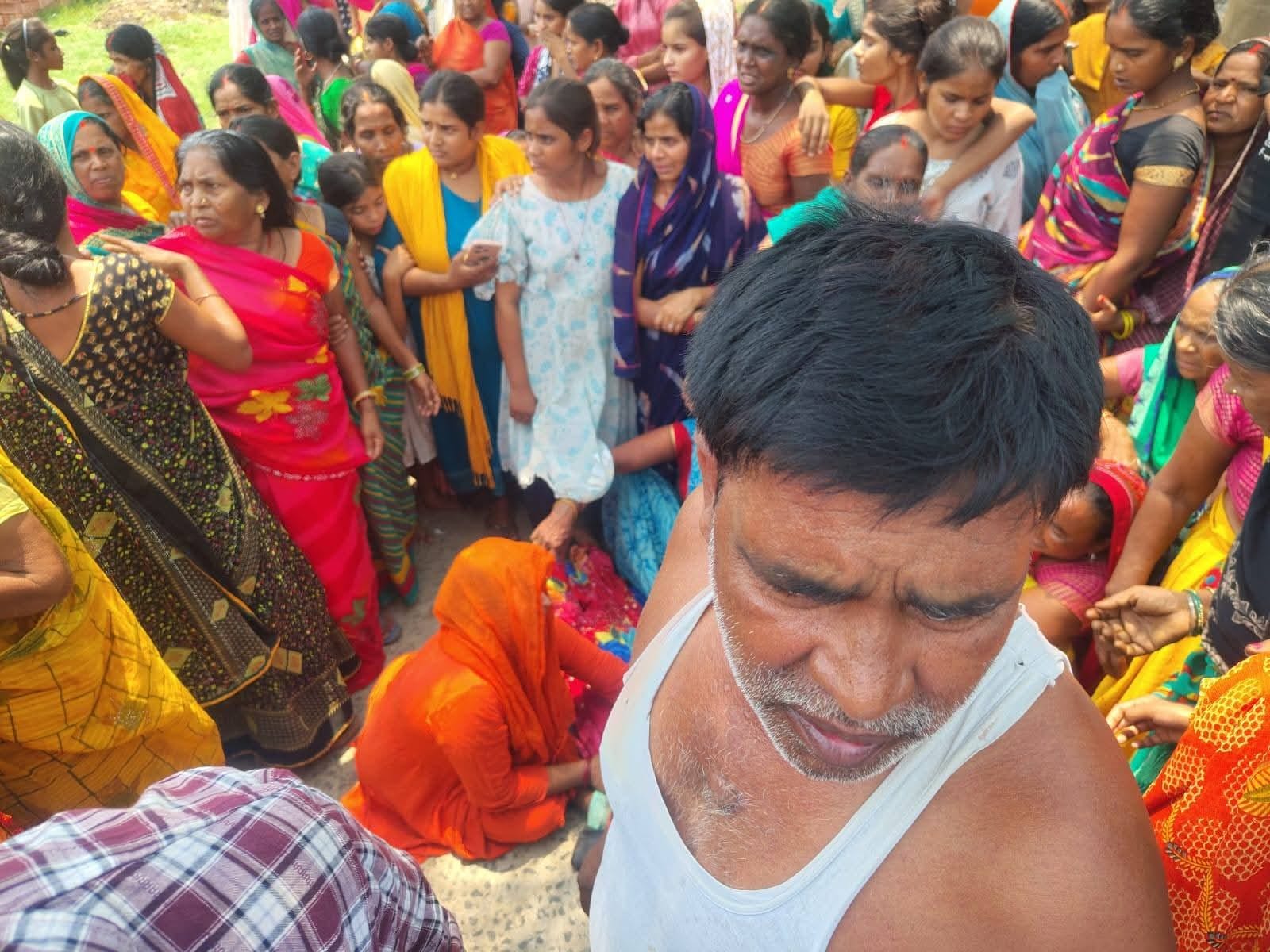 हादसे के बाद सड़क पर उतरे लोग।