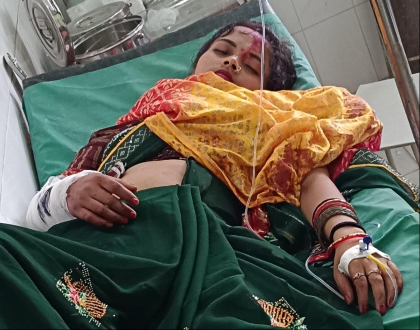 हादसे में मृत विपिन की फाइल फोटो, सीएचसी में भर्ती पत्नी नीलम व बिलखते परिजन। संवाद