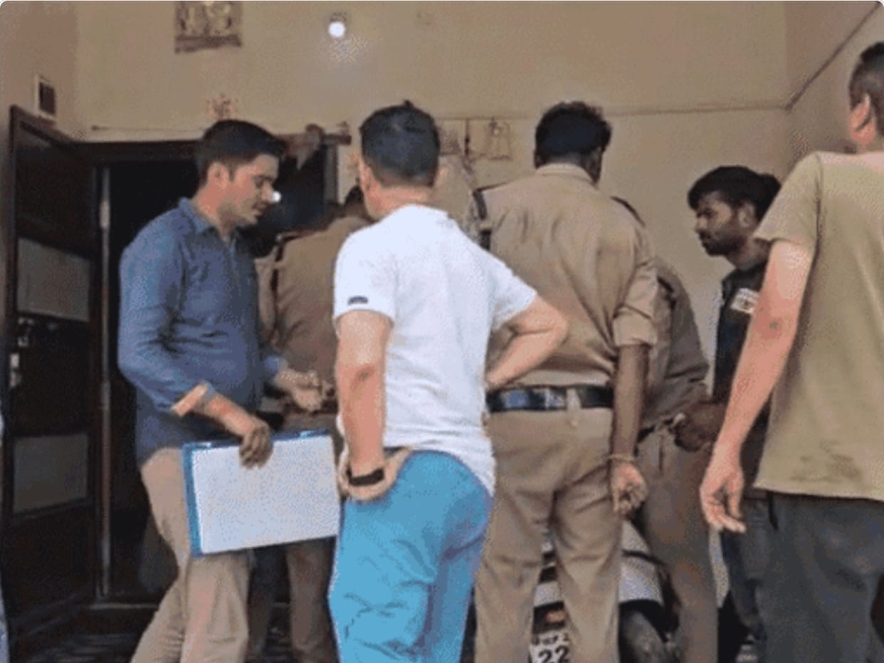 The woman head constable of the police line died in the house, neighbours rushed as soon as the smoke rose;