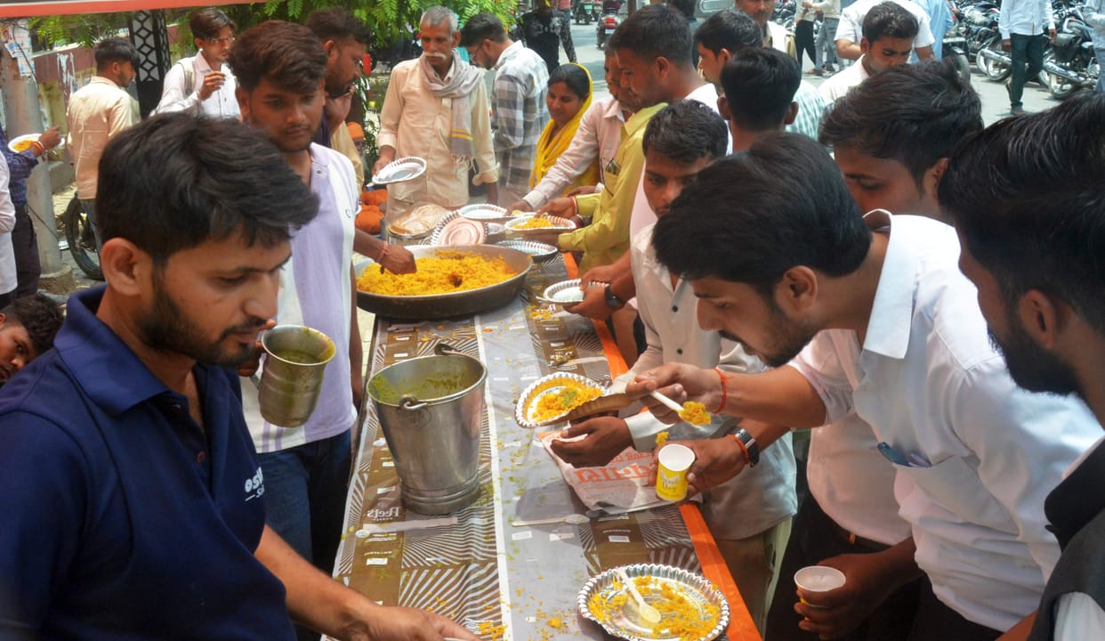 On Bade Mangal, community feasts were organized and sherbet was served at various locations.