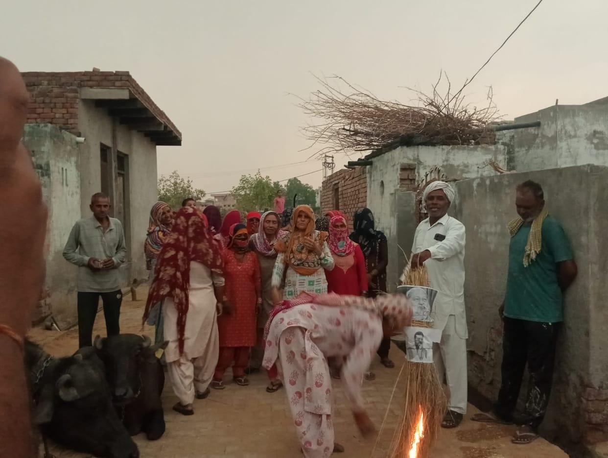 Protest held demanding action on inflation, paper leaks, MNREGA, and opening of the labor portal