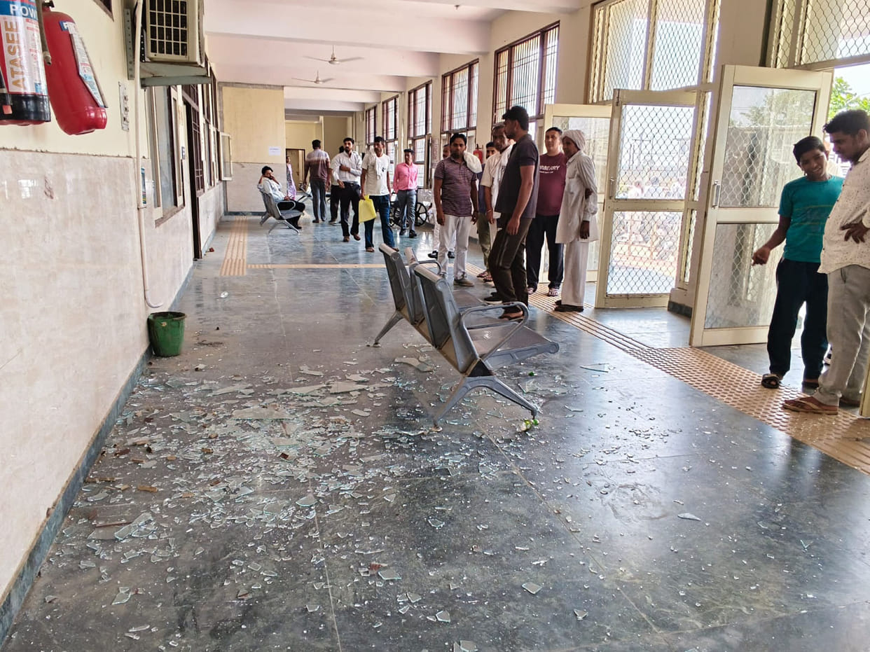 The glass of a part of the sub-division building broke and fell.