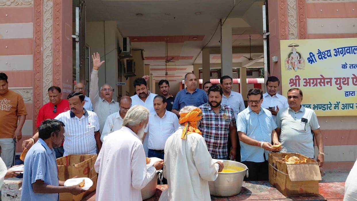 Food was distributed at the kitchen store of Maharaja Agrasen.