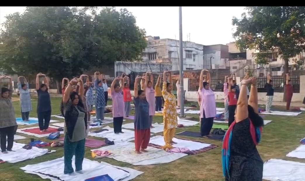 Indian Yoga Institute organised an obesity prevention camp at Jyoti Nagar Bada Park.