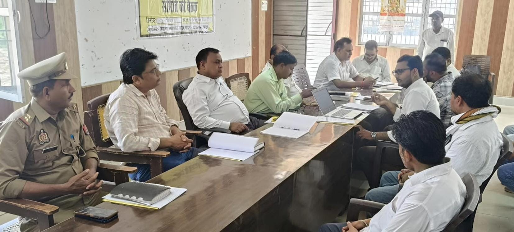 कैसरगंज के सिदरखी में बाल कल्याण समिति की बैठक में मौजूद लोग।