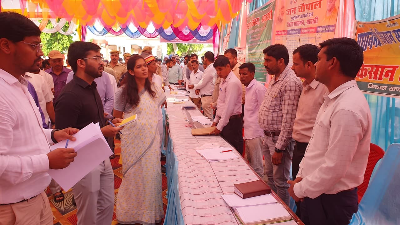 कटकुइयां कला में आयोजित चौपाल में स्टॉल का निरीक्षण करती डीएम।